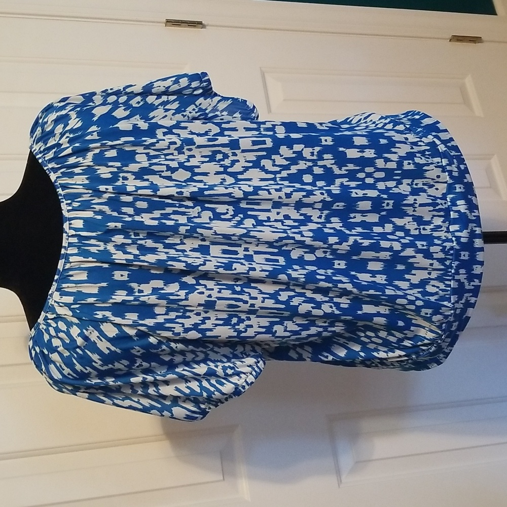 Scoop neck, drapey fabric that flatters all shapes - Picture 3 of 5